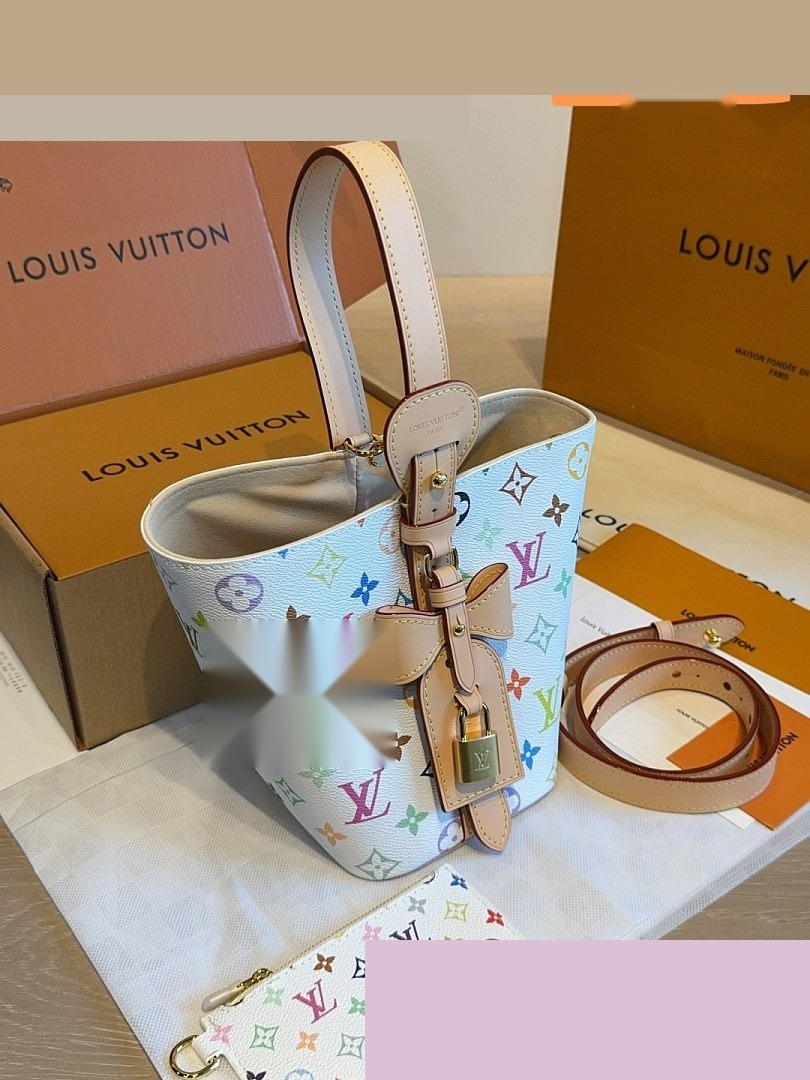 LV Bag 562